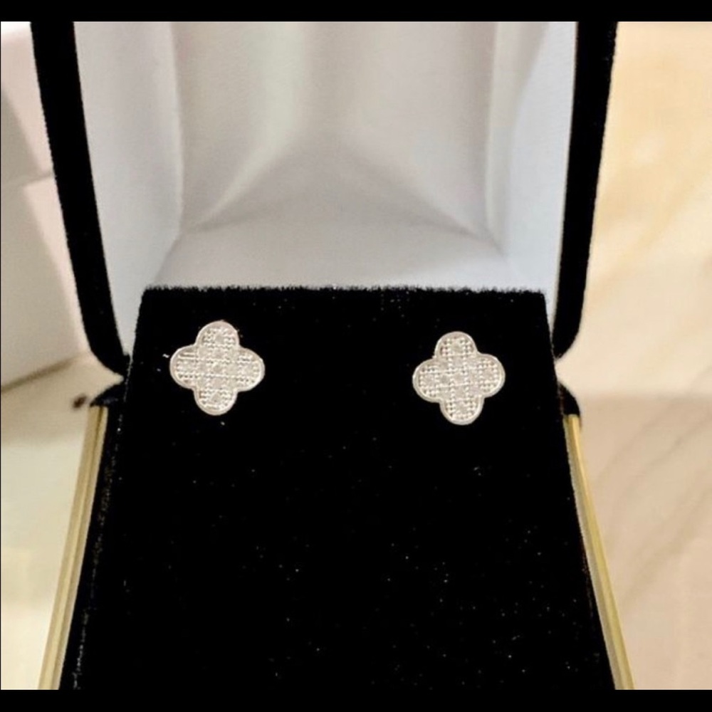 Gold clover stud earrings 14kt